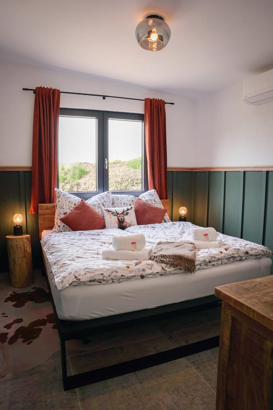 Bed, Bedroom, towels