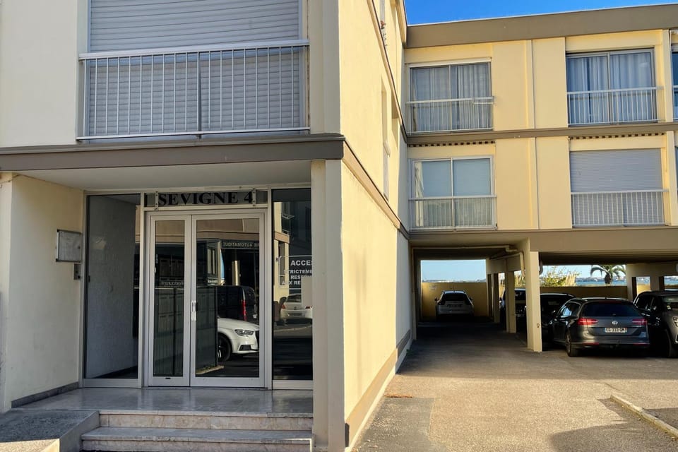 Property building, Facade/entrance, Off site