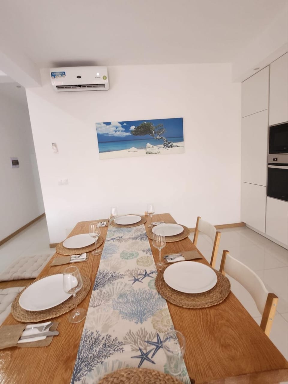 Seating area, Dining area, air conditioner