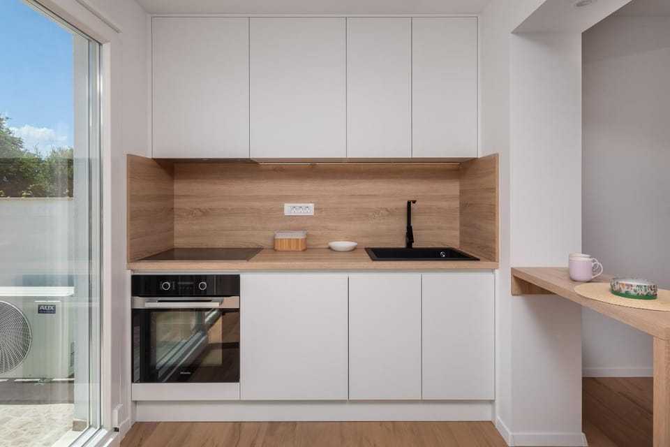 Kitchen or kitchenette, oven, stove