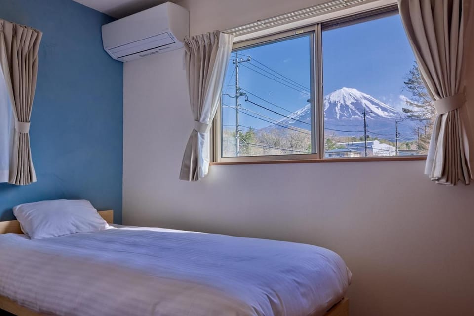 Bedroom, Mountain view