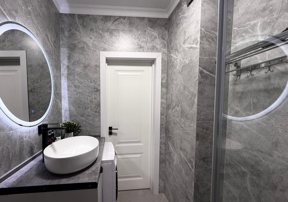 Shower, Toilet