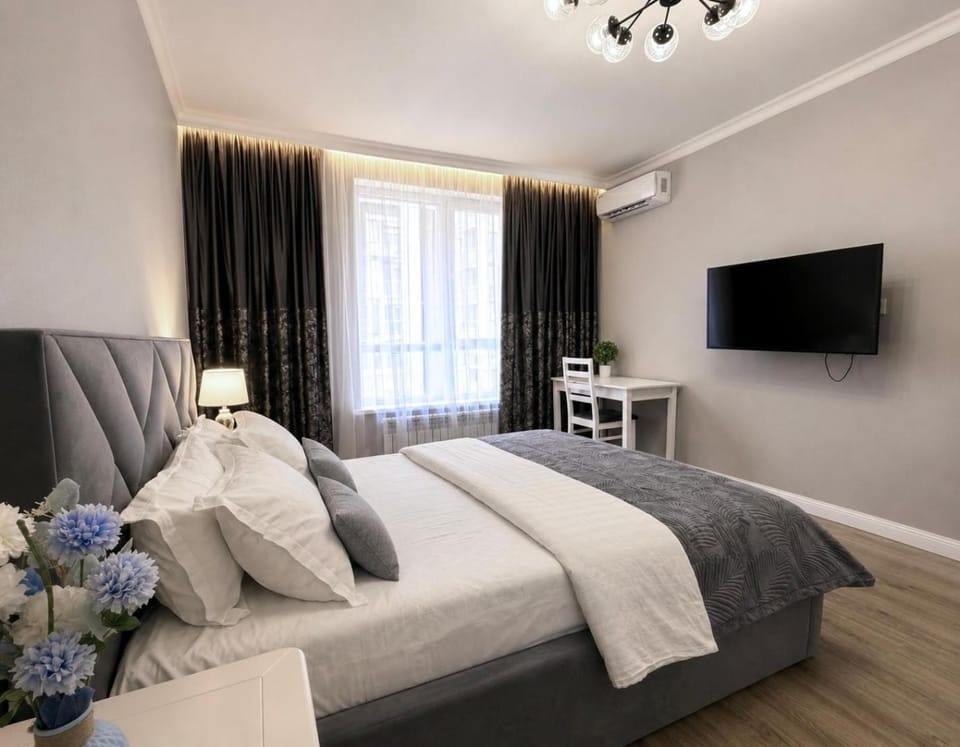 Bed, TV and multimedia, Photo of the whole room, Seating area, Bedroom