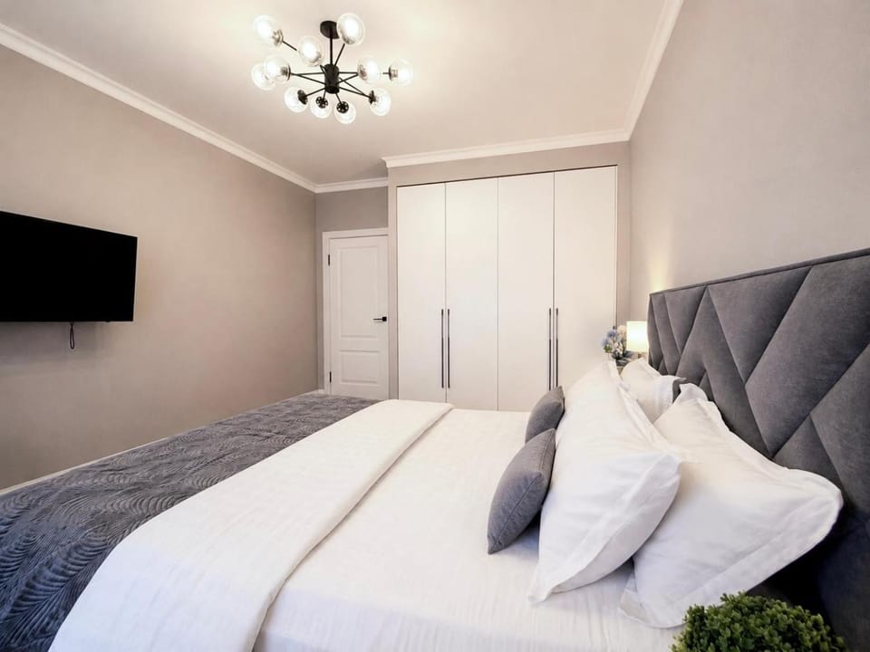 Bed, TV and multimedia, Bedroom, wardrobe