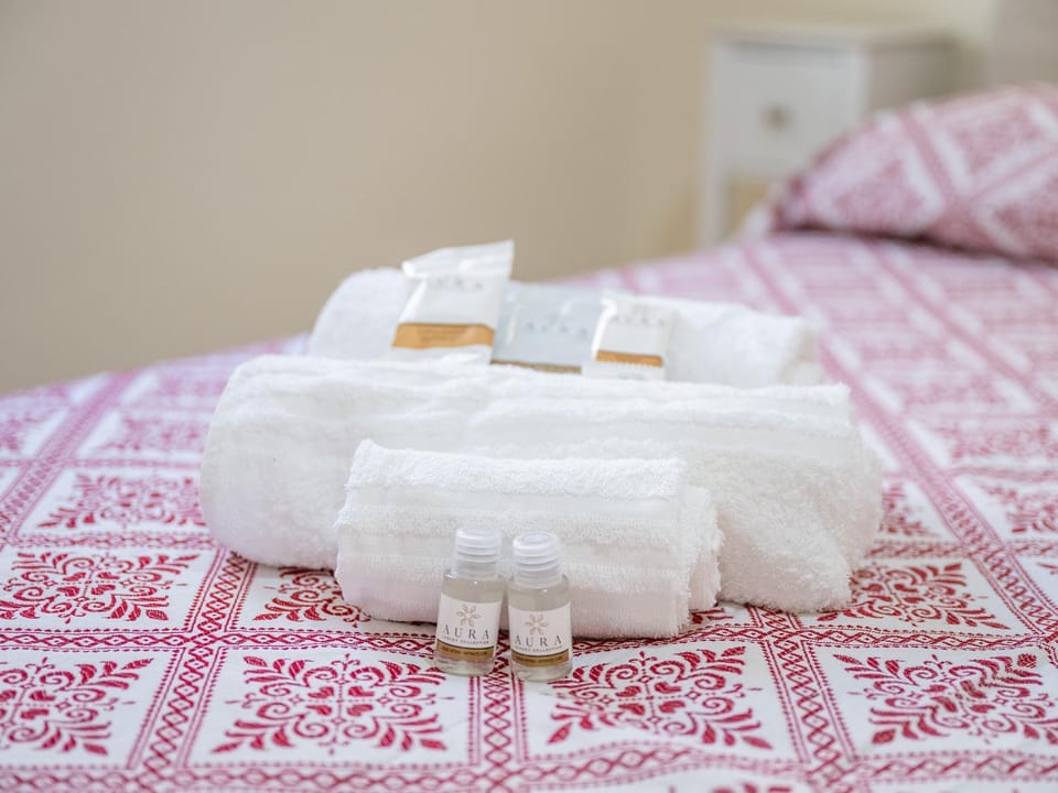 Bed, Bedroom, towels