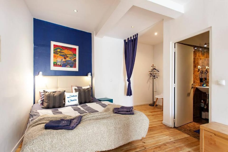 Alfama III - French balcony and smart check-in Apartment in Lisbon