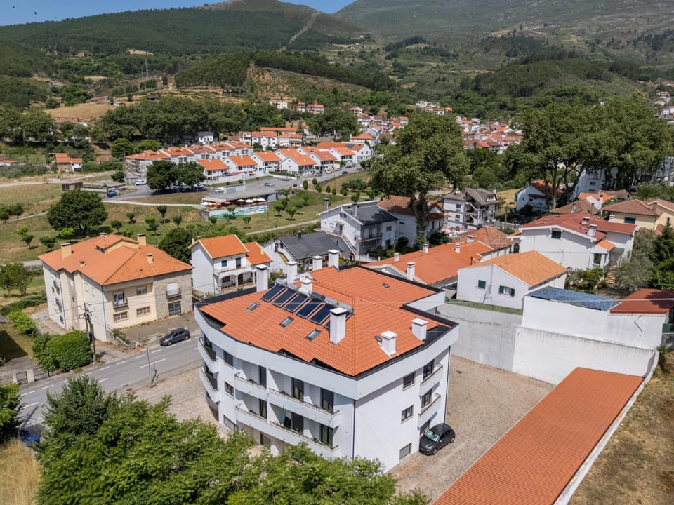 Property building, Neighbourhood, Natural landscape, Bird's eye view, Mountain view, Street view, Location, Parking