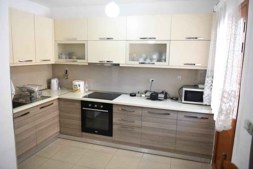 Coffee/tea facilities, Kitchen or kitchenette, dishwasher, oven, toaster