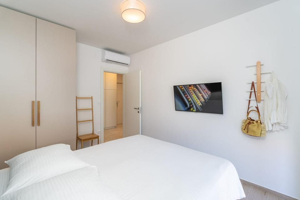 Bed, TV and multimedia, Photo of the whole room, Bedroom, wardrobe