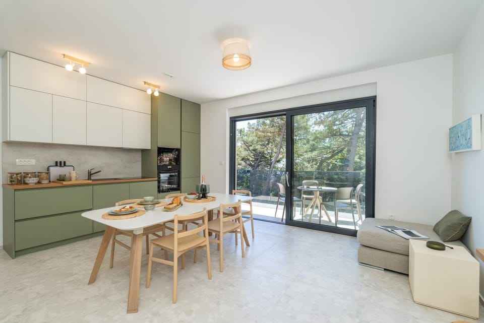 Kitchen or kitchenette, Living room, Seating area, Dining area, stove