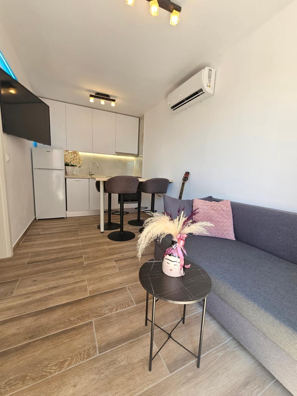 TV and multimedia, Kitchen or kitchenette, Living room, Seating area, Bedroom, oven, air conditioner