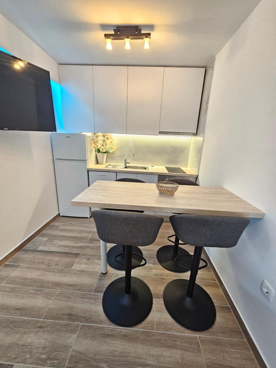 Kitchen or kitchenette, Dining area, stove
