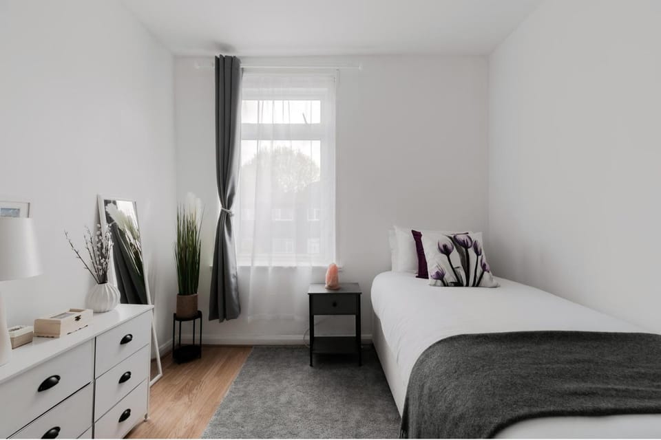 4 Bed House - Sleeps 6 - Garden Pets Wifi House in London