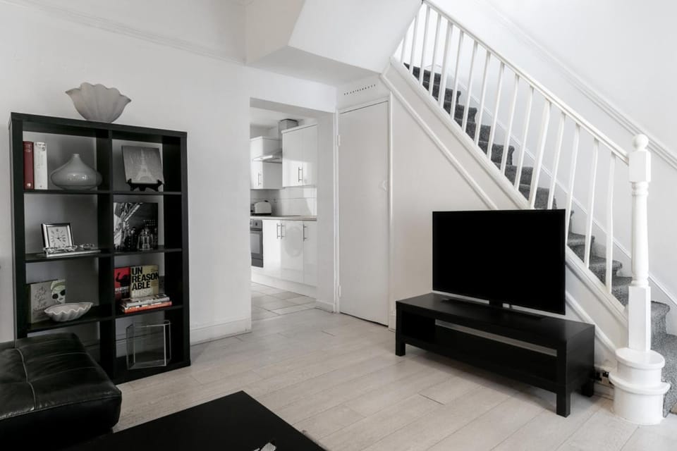 4 Bed House - Sleeps 6 - Garden Pets Wifi House in London