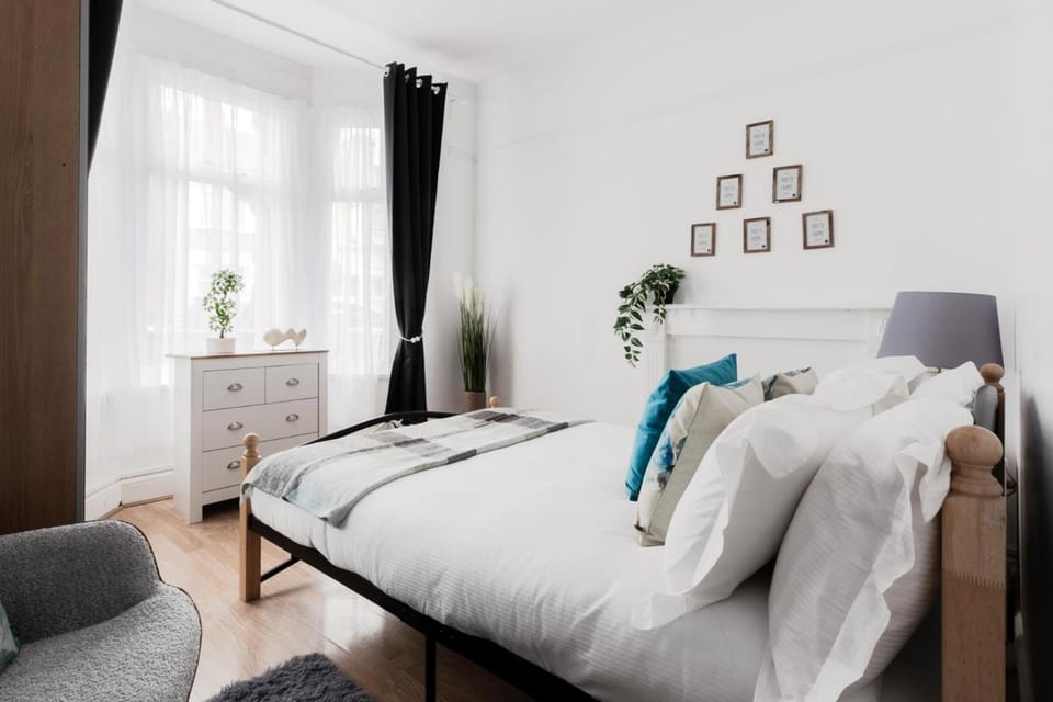 4 Bed House - Sleeps 6 - Garden Pets Wifi House in London