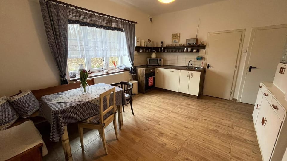 Kitchen or kitchenette, Seating area