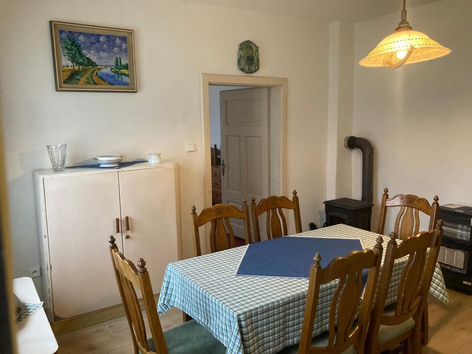 Kitchen or kitchenette, Seating area
