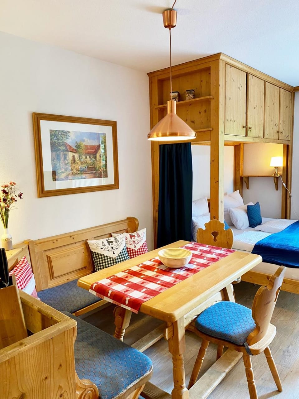 Photo of the whole room, Seating area, Dining area