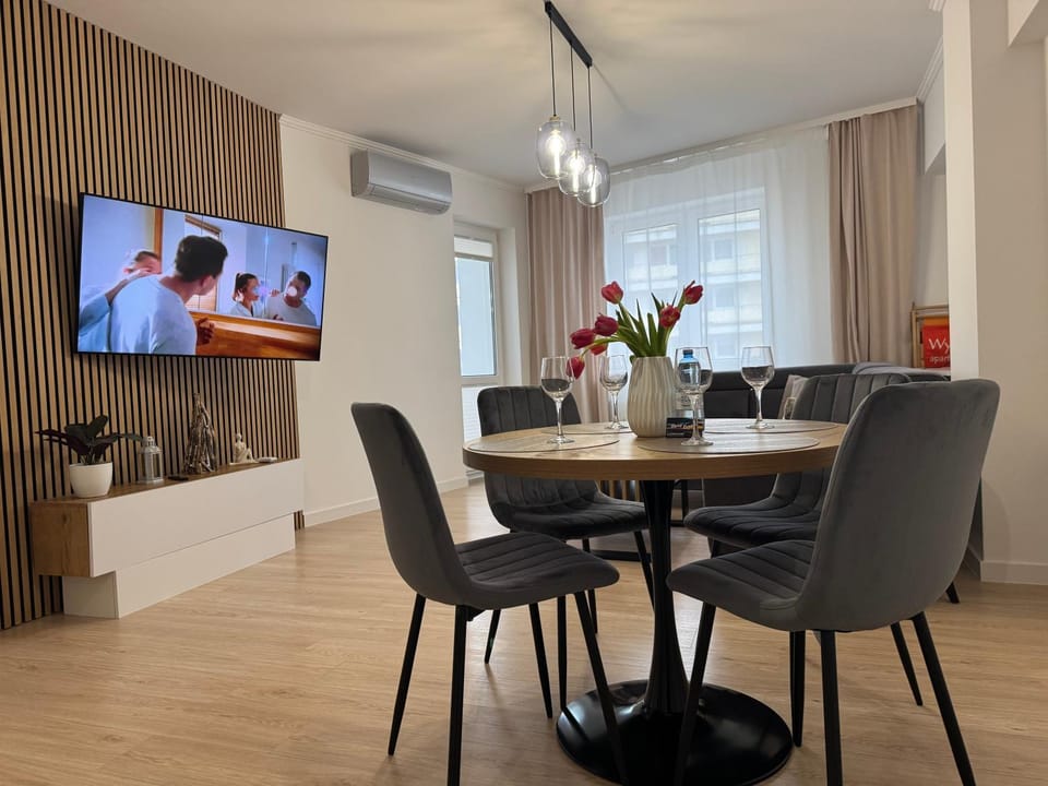 Communal lounge/ TV room, TV and multimedia, Living room, Dining area, air conditioner