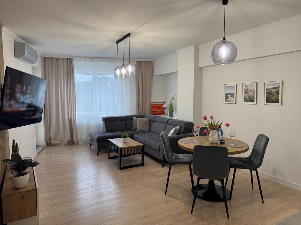 Communal lounge/ TV room, TV and multimedia, Living room, Seating area, Dining area