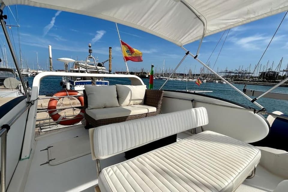 Barco Apartamento Playa Valencia Docked boat in Valencia