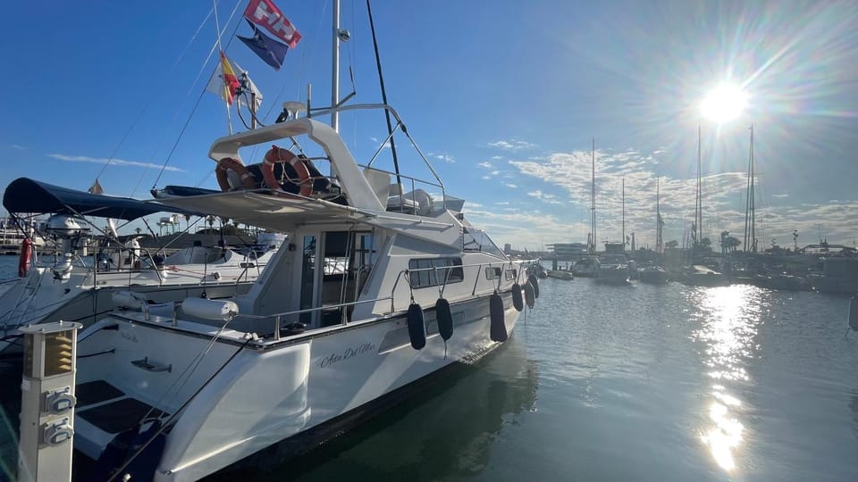 Barco Apartamento Playa Valencia Docked boat in Valencia