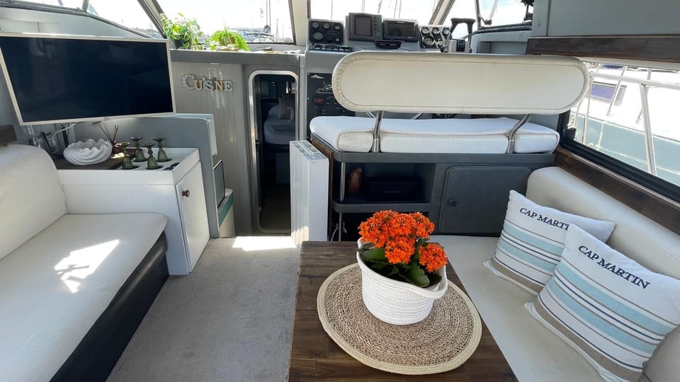 Barco Apartamento Playa Valencia Docked boat in Valencia