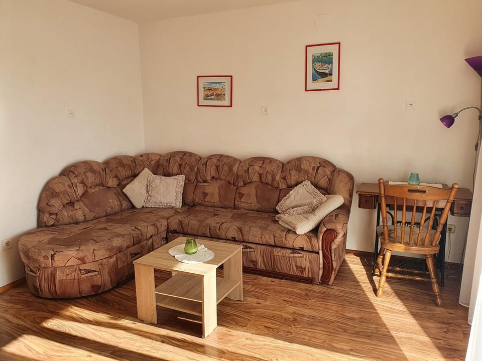 Living room, Decorative detail, Seating area