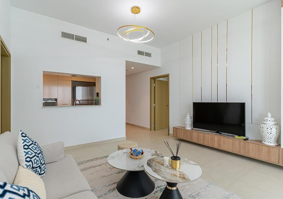 Communal lounge/ TV room, TV and multimedia, Living room, Food and drinks, Seating area, Dining area, Evening entertainment