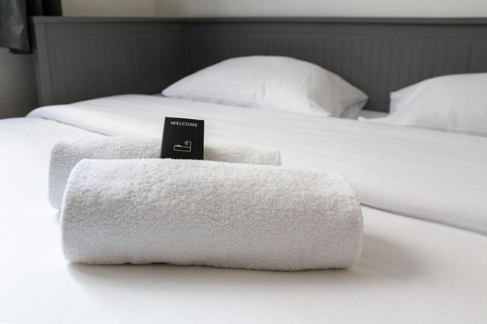Bed, towels