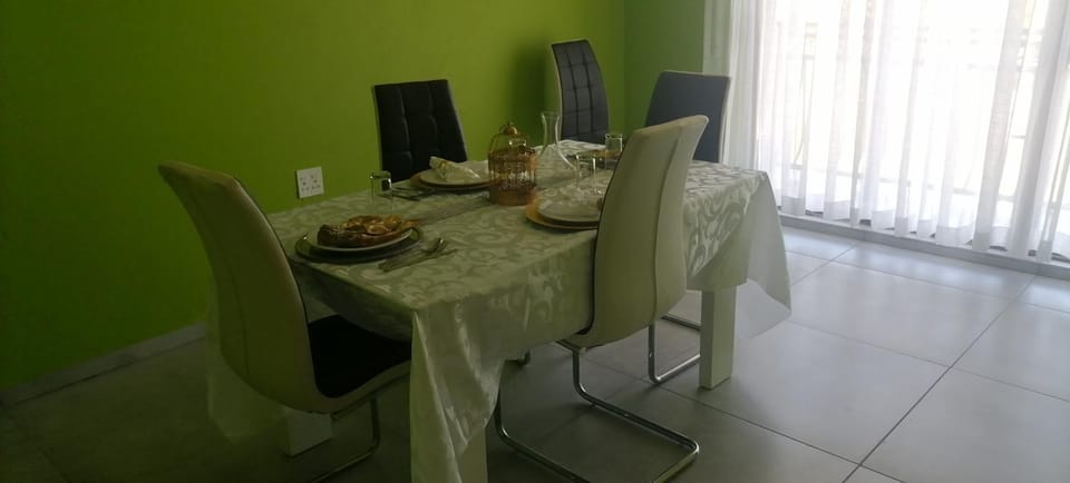 Food and drinks, Dining area, Food