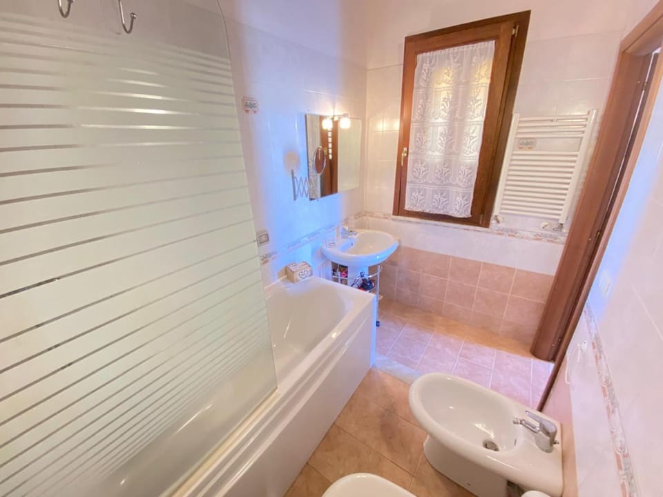 Shower, Toilet, Bathroom, Bath, bidet, towels