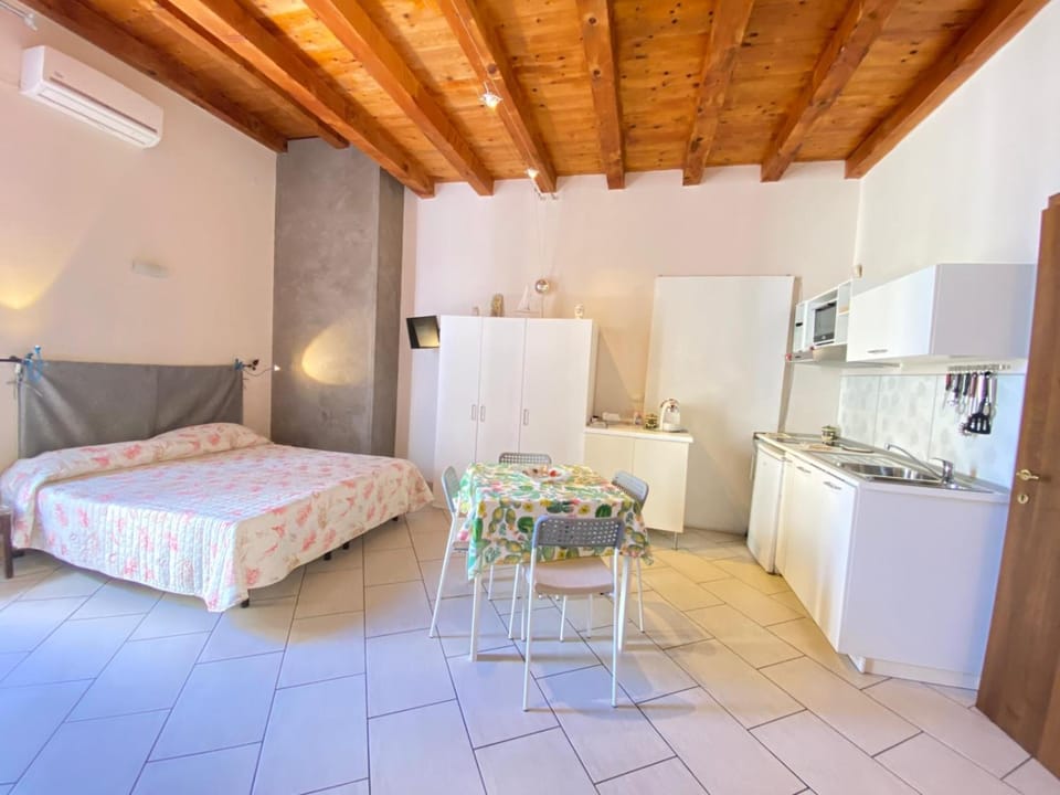 Bed, Kitchen or kitchenette, Photo of the whole room, Bedroom, oven, pet friendly, stove, wardrobe
