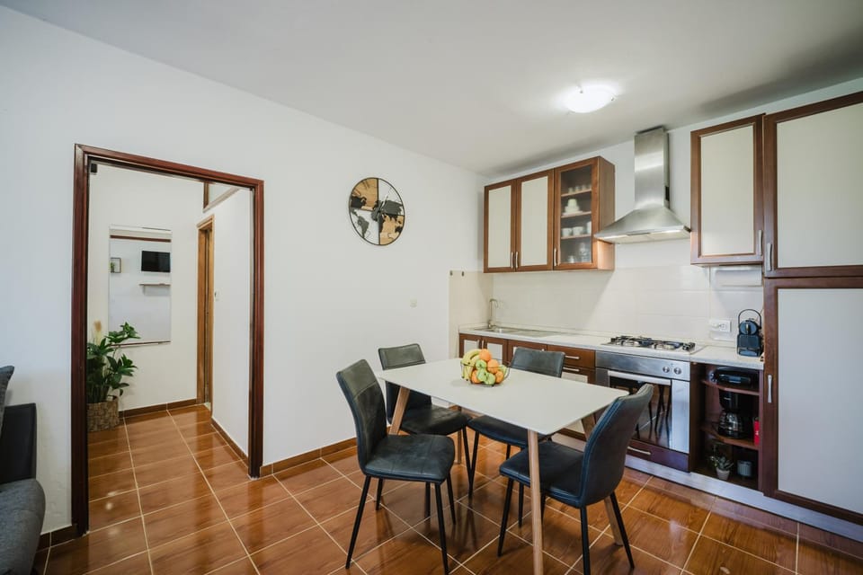 Kitchen or kitchenette, Dining area, oven, stove