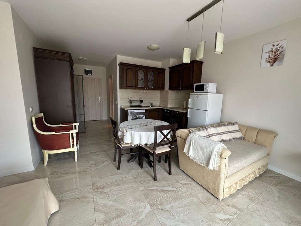 Kitchen or kitchenette, Seating area, Dining area, oven, stove