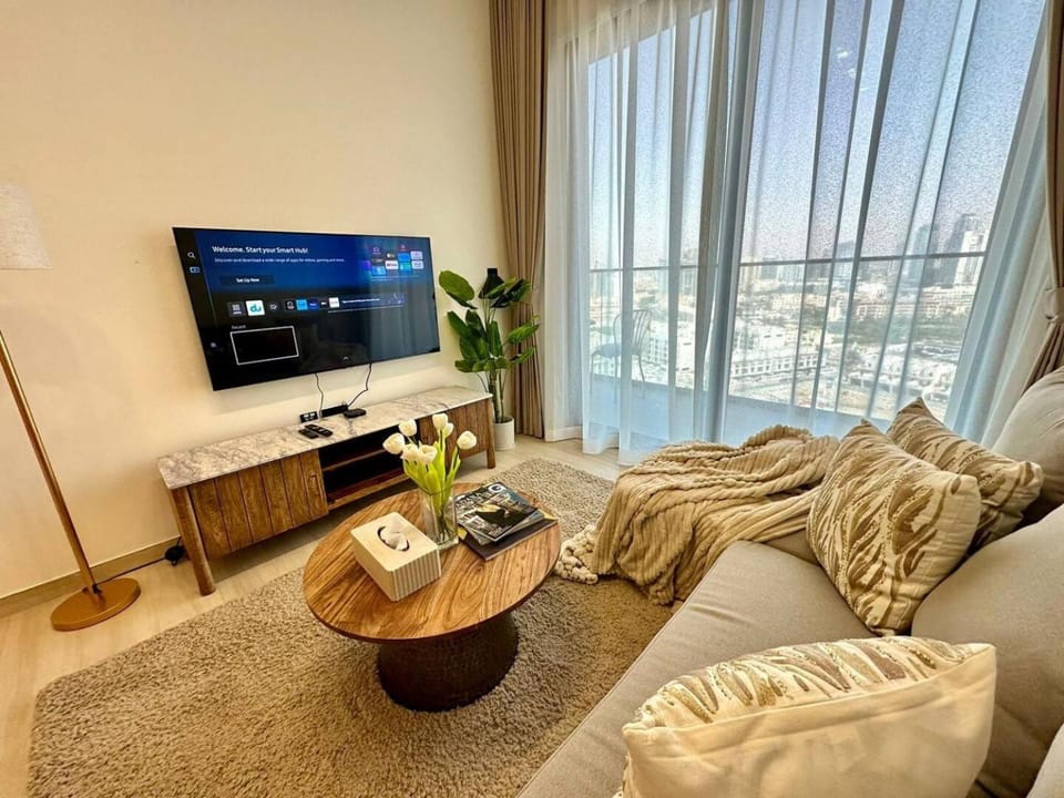Cozy Elegant 1br Balcony, Pool Access, Parking Apartment in Dubai