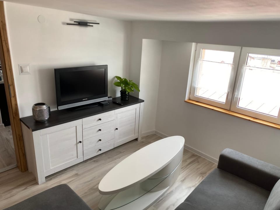 Communal lounge/ TV room, TV and multimedia, Living room, Seating area, Evening entertainment