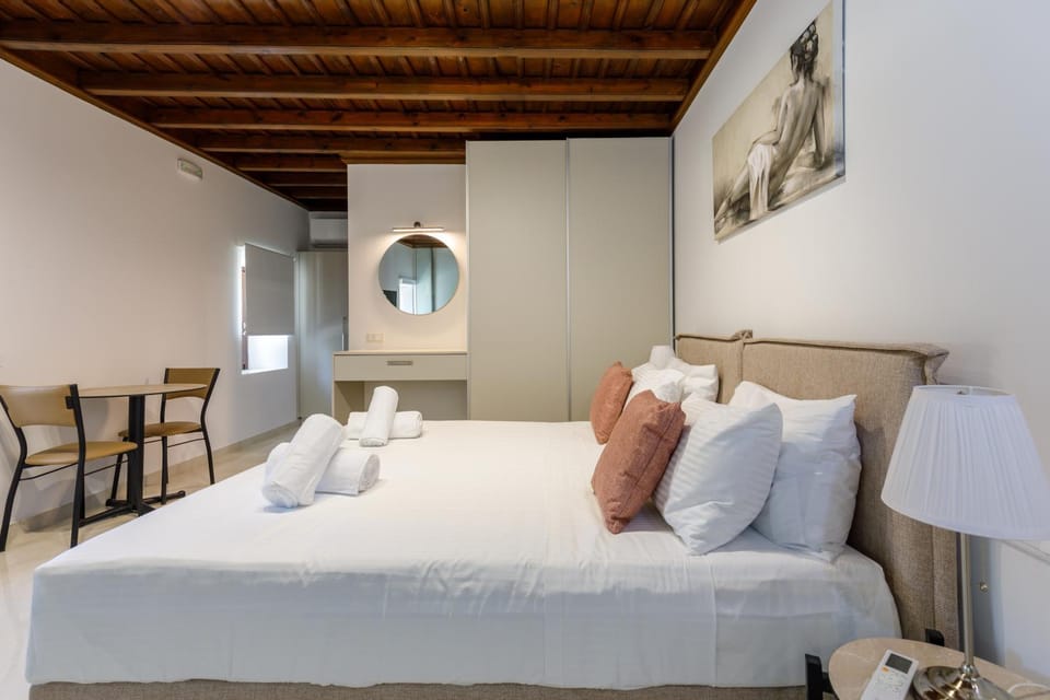 Bed, Photo of the whole room, wardrobe