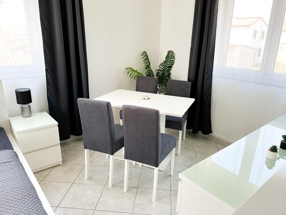 Seating area, Dining area