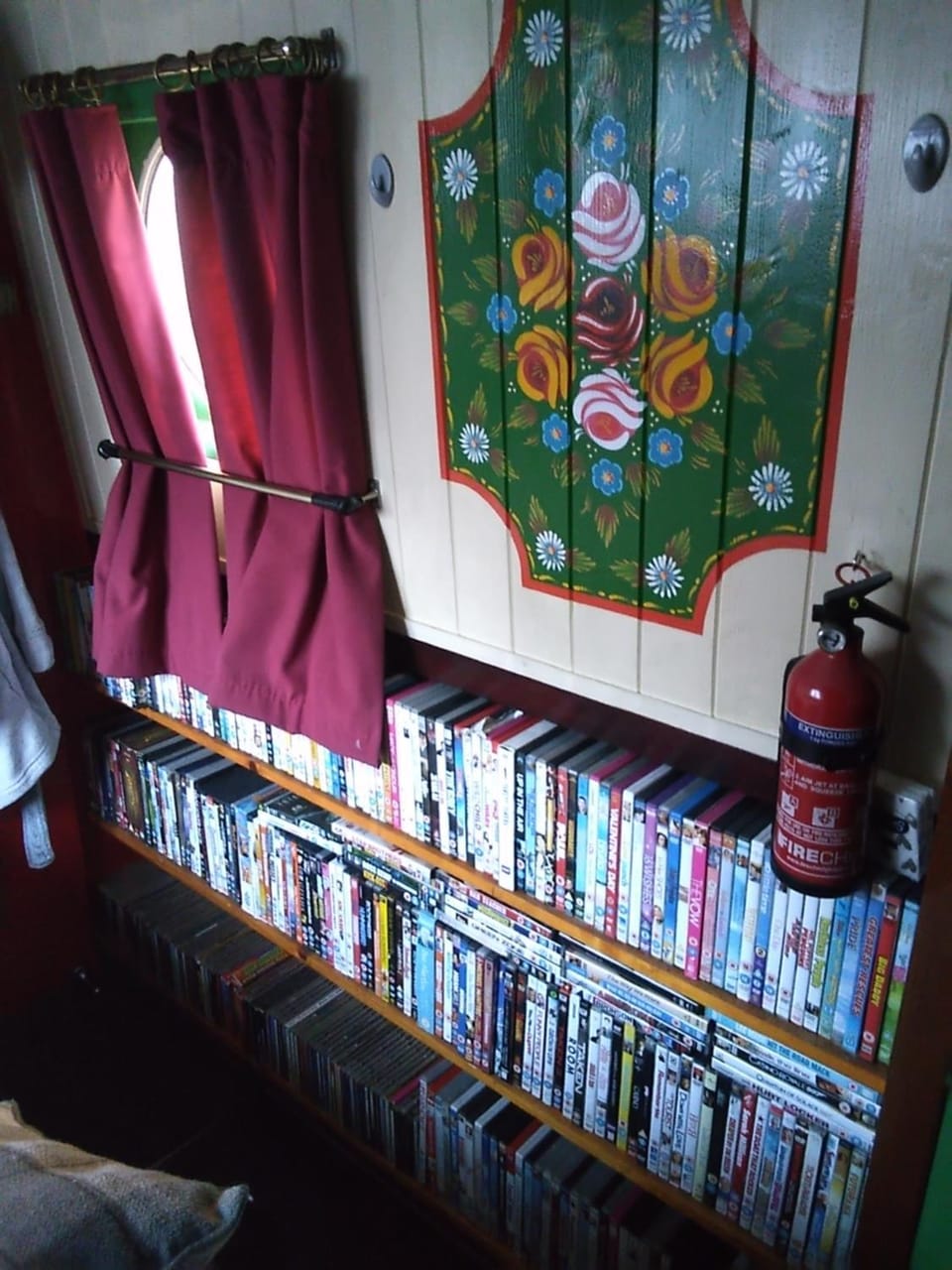 Rosie and Jim Retreat with hot tub indoors amazing Docked boat in Lincoln