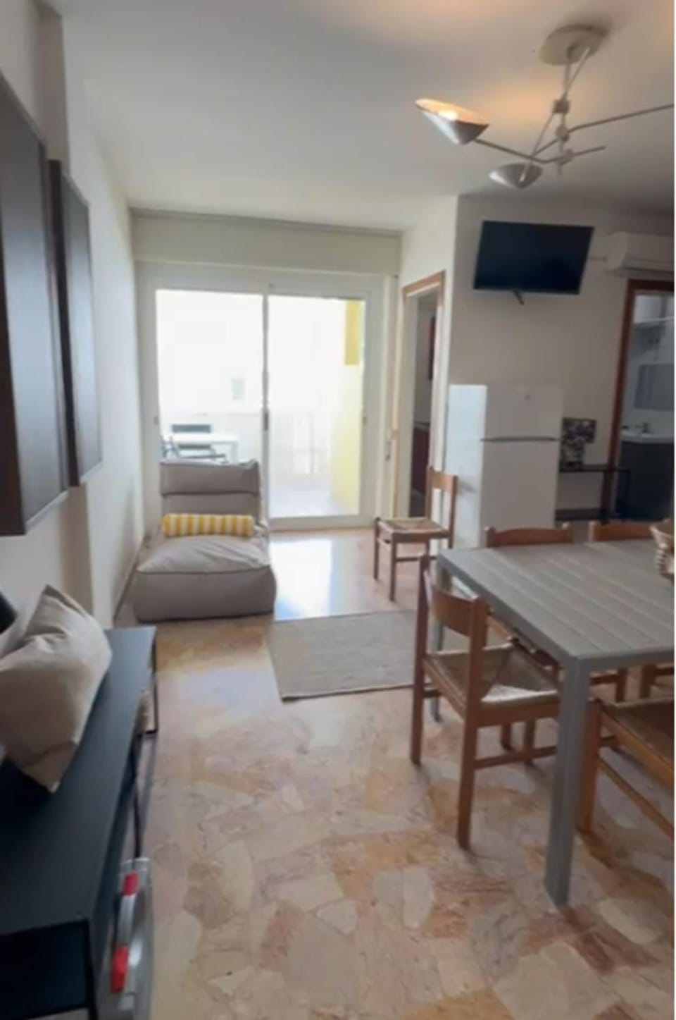 Restaurant/places to eat, Communal lounge/ TV room, Living room, Seating area, Dining area