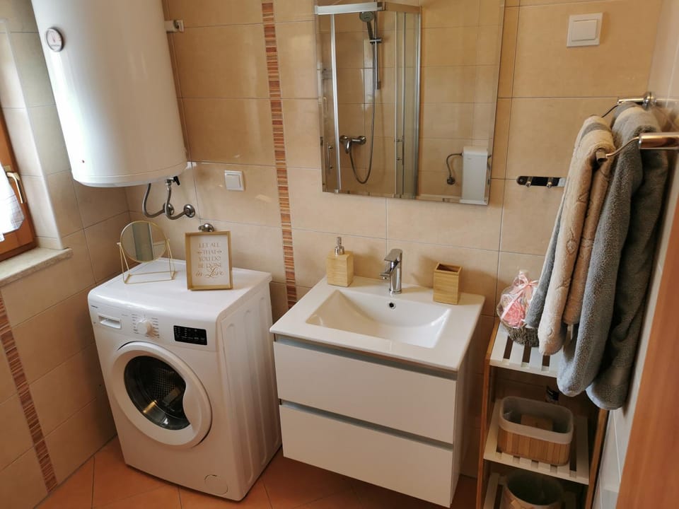 Bathroom, towels, washing machine