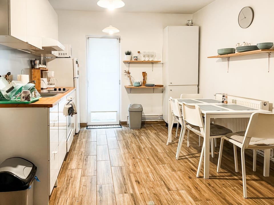 Kitchen or kitchenette, Dining area