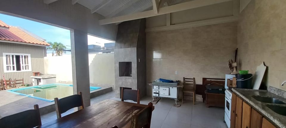 Casa com piscina A 250 METROS DA PRAIA de Canto Grande BOMBINHAS House in Porto Belo