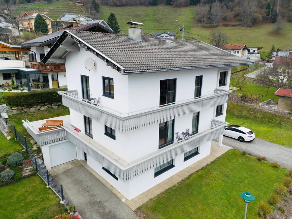 Property building, Bird's eye view, Balcony/Terrace