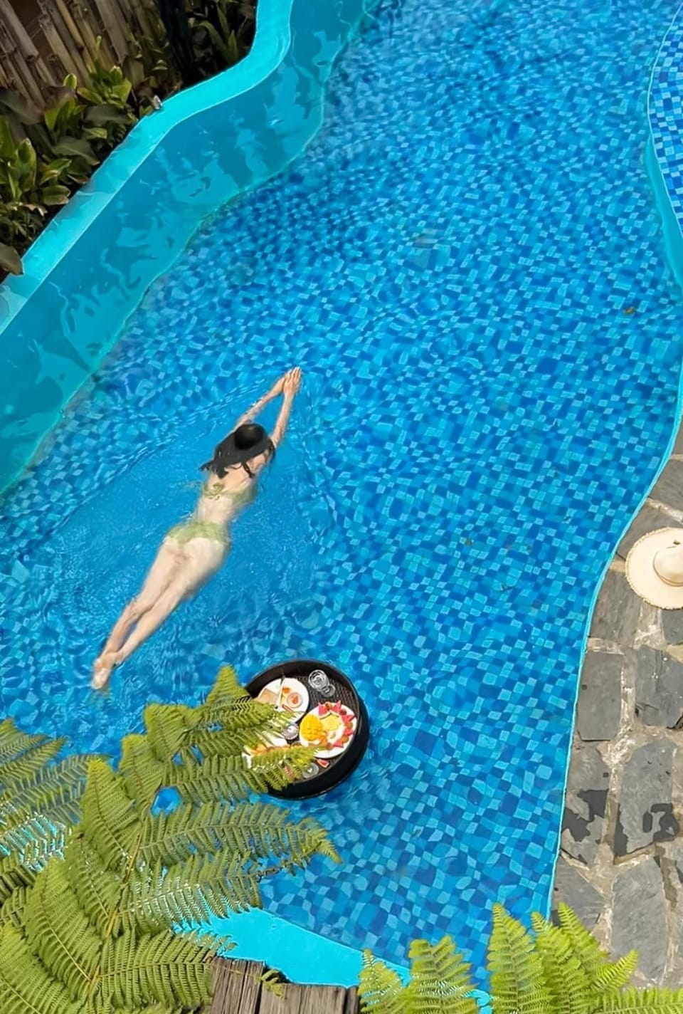 Pool view, Swimming pool, sunbed