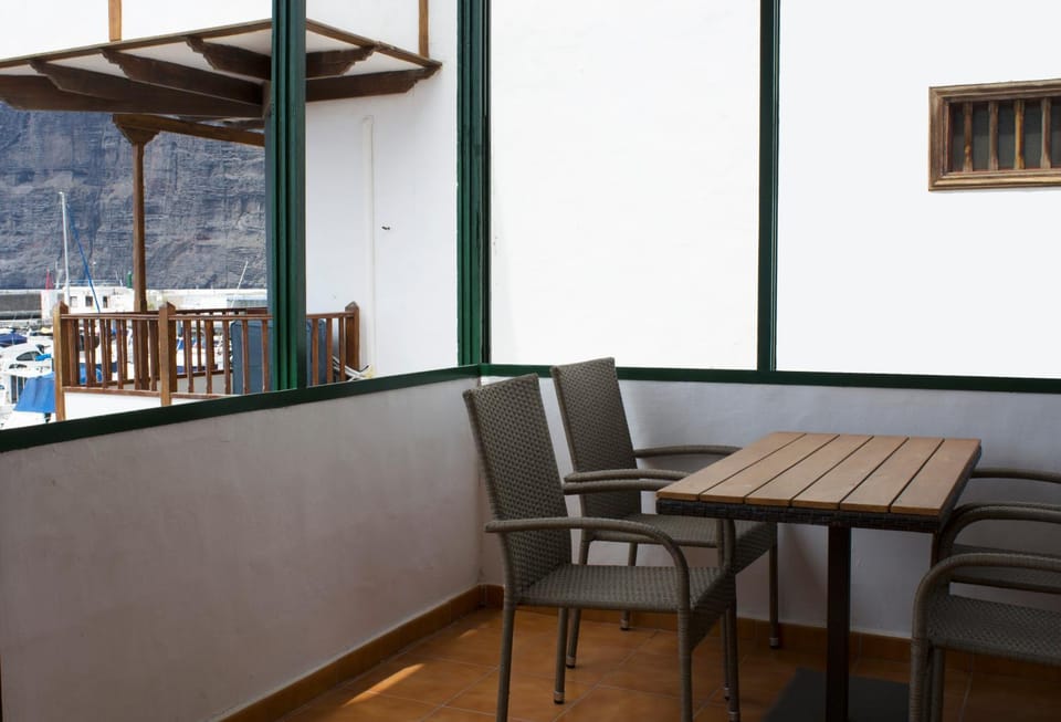 Natural landscape, View (from property/room), Balcony/Terrace, Dining area, Mountain view