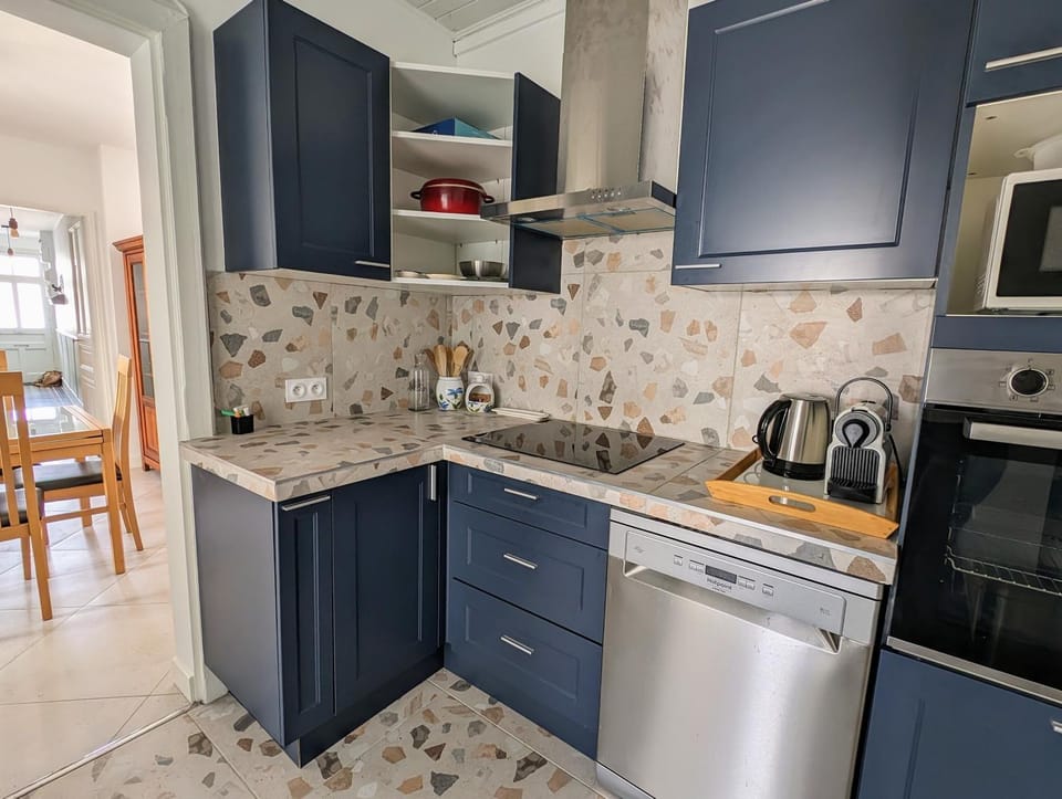 Coffee/tea facilities, Kitchen or kitchenette, dishwasher, microwave, oven, stove