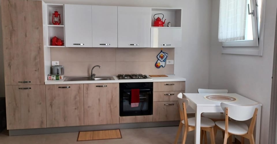 Coffee/tea facilities, Kitchen or kitchenette, Dining area, oven, stove