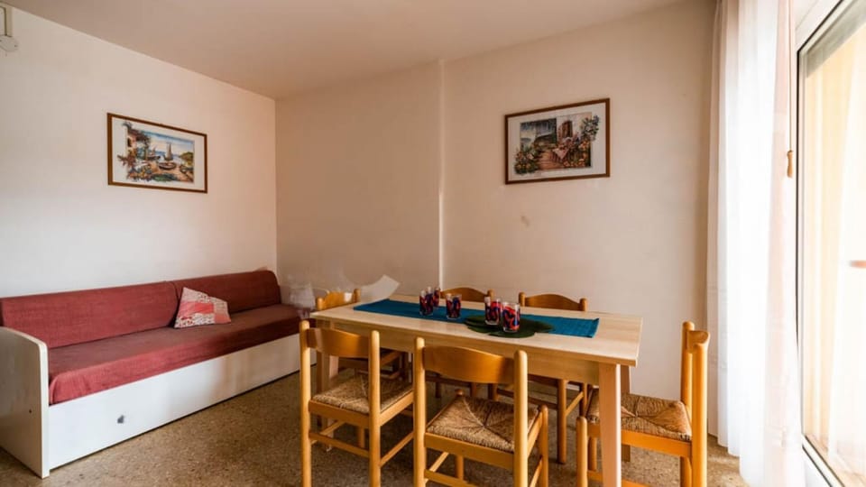Restaurant/places to eat, Communal lounge/ TV room, Seating area, Dining area, Bedroom